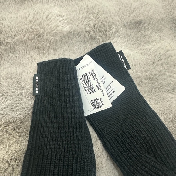 NWT Lululemon Ribbed Merino Wool-Blend Knit Mittens XS/S $54 Black - Picture 3 of 3